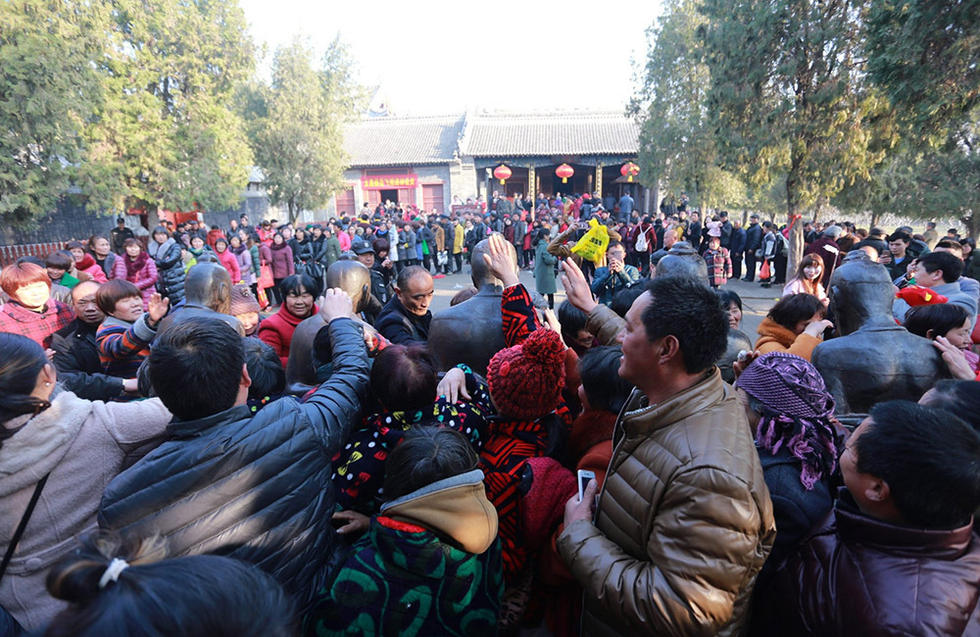 河南周口香客排长队“打秦桧”消灾