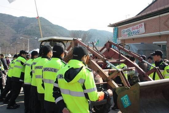 韩民众开挖掘机冲向萨德部署地
