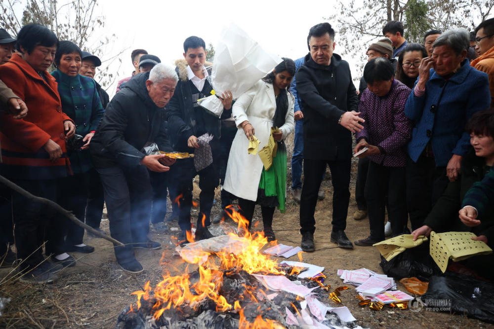 滞留印度50年老兵王琪回老家上坟祭祖