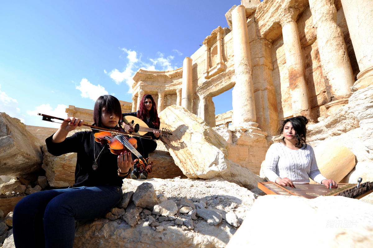 叙利亚收复被毁古城 音乐家废墟上演奏