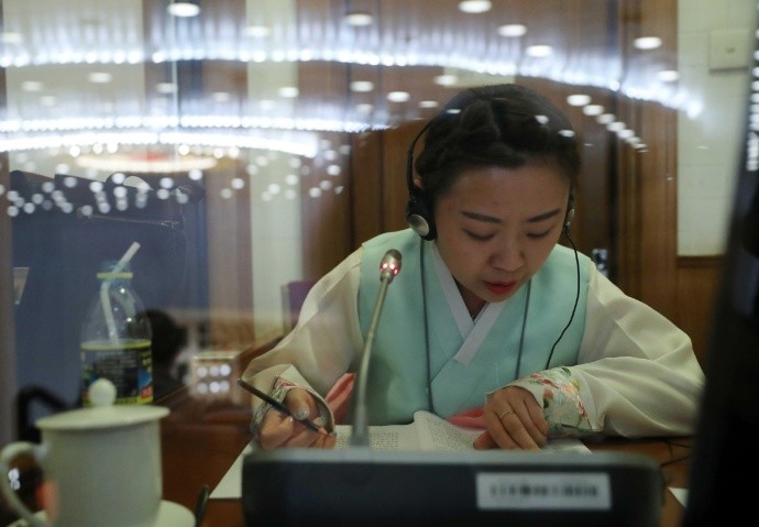 会场上的少数民族语言翻译