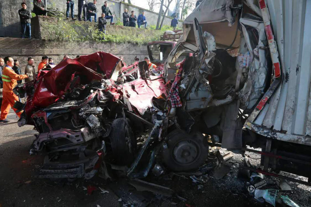 货车司机操作不当 22辆车连环相撞