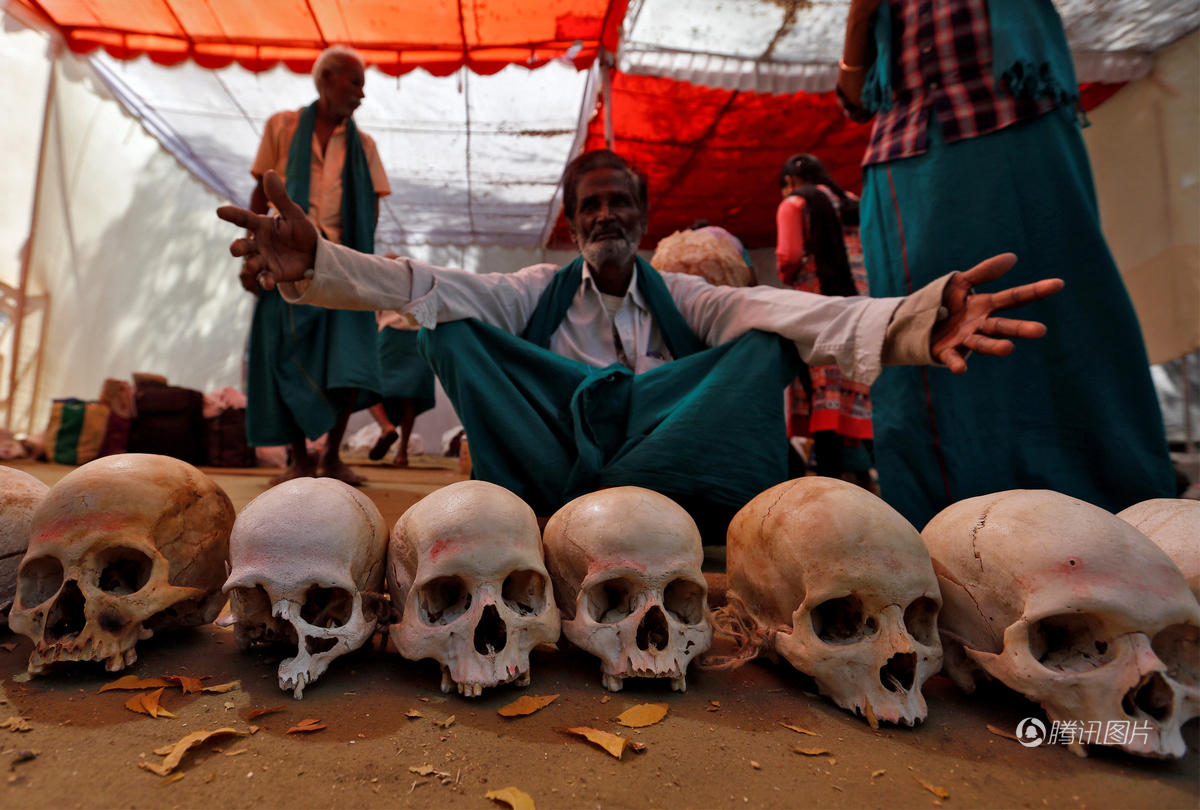 印度大旱 灾民摆亡者头骨抗议威胁吃老鼠