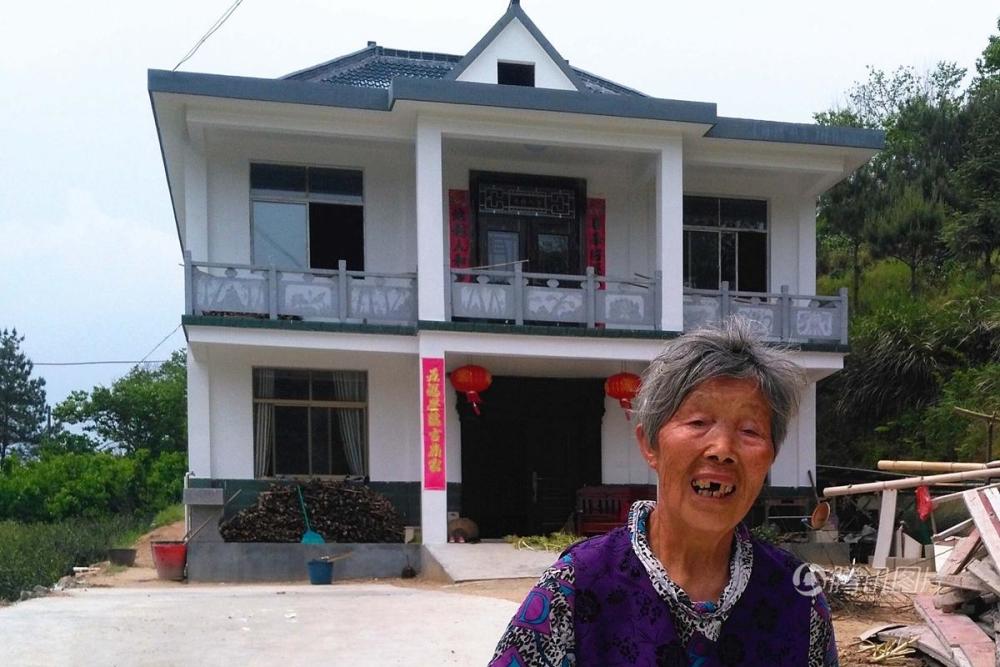 她捡破烂养大弃婴 如今女儿为她盖别墅