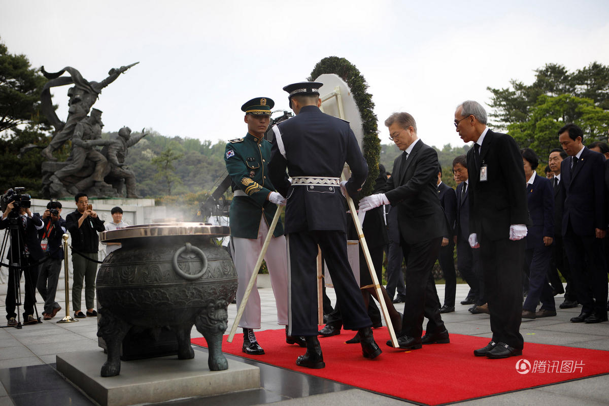 文在寅上任第一天首先参拜国立显忠院