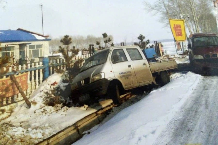 黑龙江这家人住马路直角拐弯 经历了上百场车祸