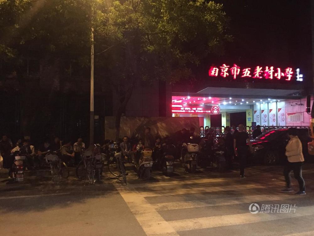 为了孩子上学，这些家长排了一个通宵