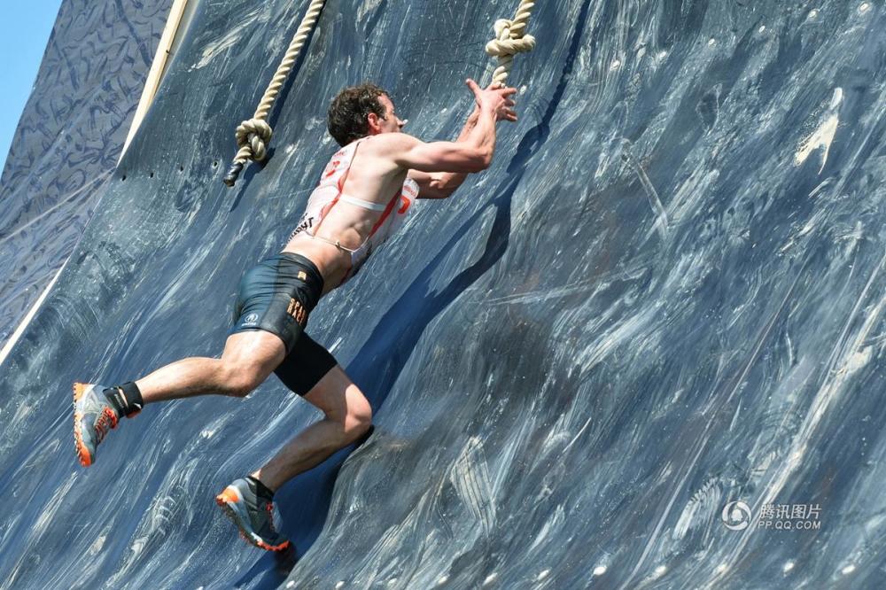 俄罗斯办“英雄种族”障碍赛 选手“飞檐走壁”