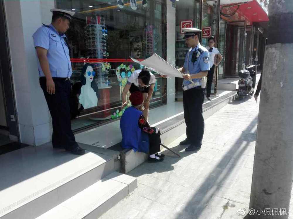 暖心一幕！交警为迷路老太遮挡烈日