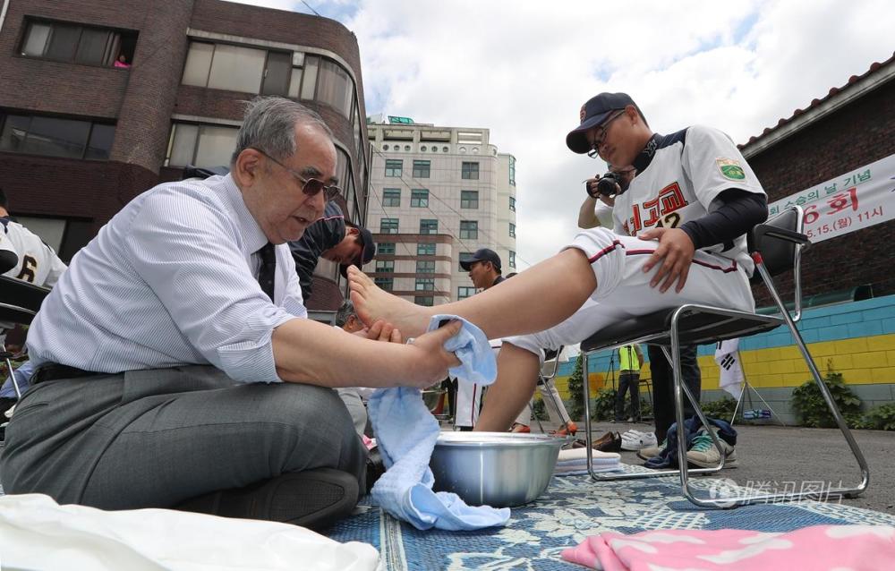 韩国教师节：白发老师为学生洗脚