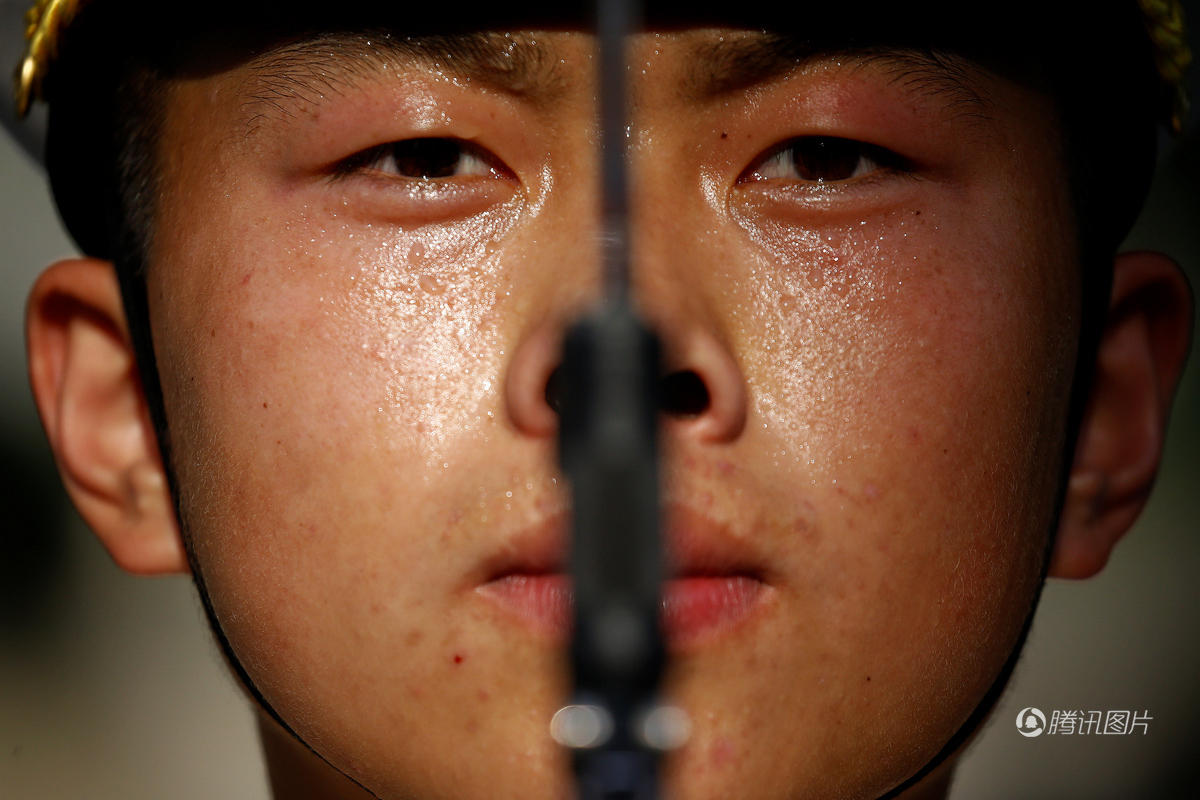 三军仪仗队30度高温下迎宾 纹丝不动