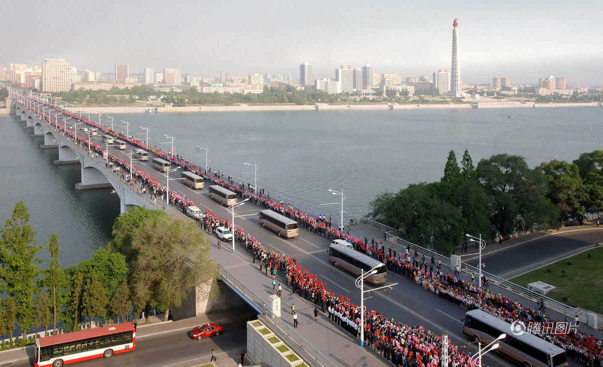 平壤万人空巷欢迎导弹研发人员