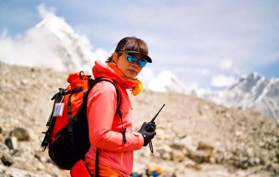 为鼓励学生 香港女老师裸辞后登顶珠峰