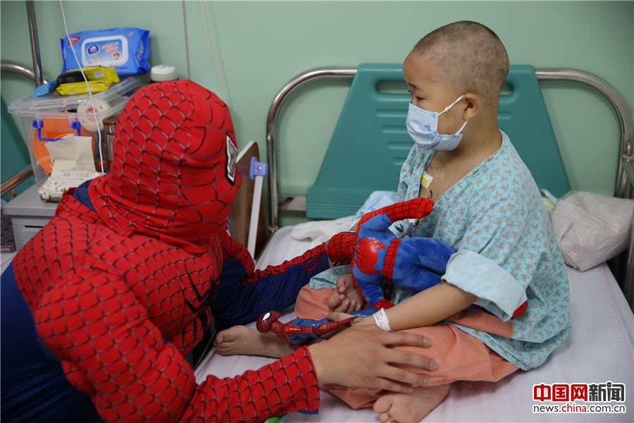 男护士扮“蜘蛛侠”圆白血病患儿英雄梦