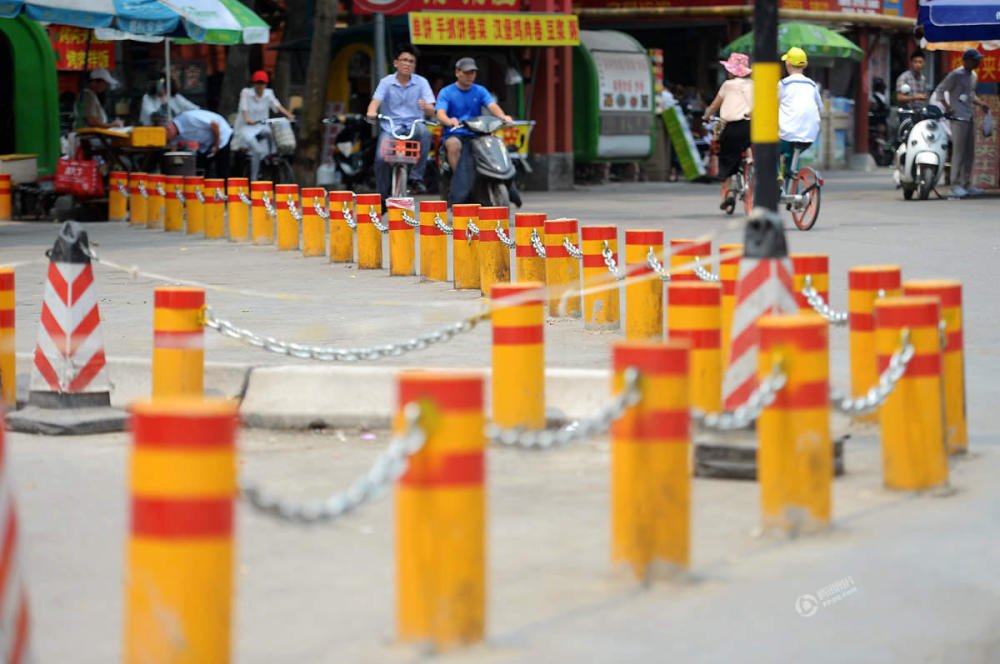 百米路装2百个隔离柱 密密麻麻看花眼