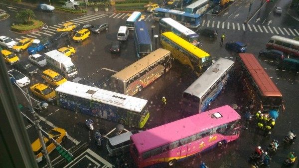 台湾90辆游览车开往蔡英文办公大楼抗议