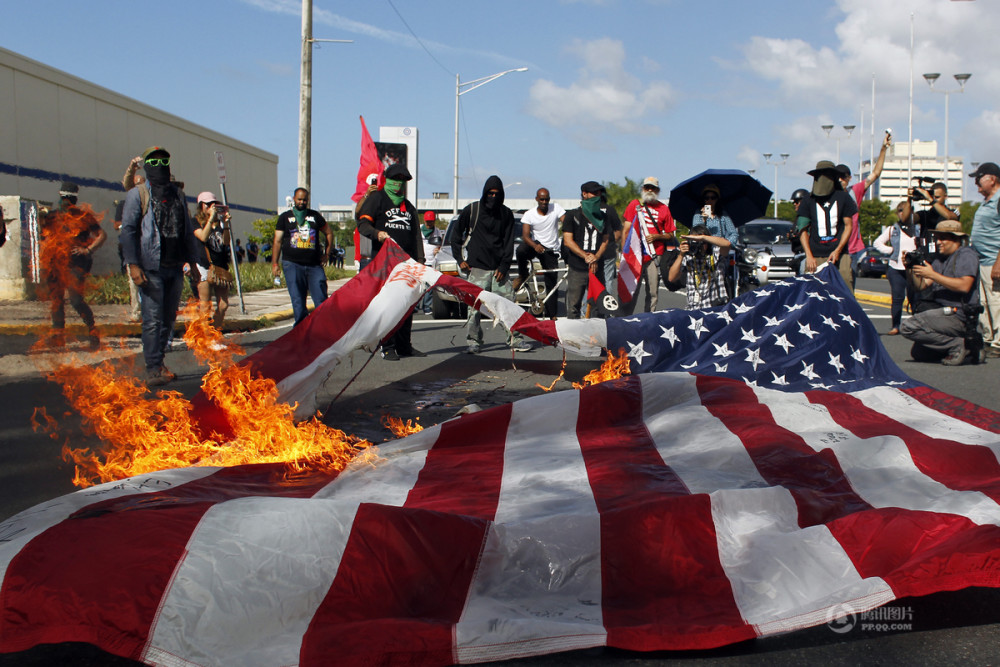 波多黎各民众焚烧美国国旗 抗议举行加入美国公投