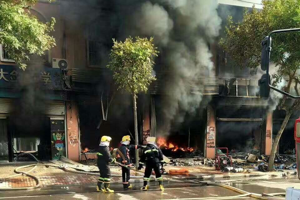 消防员救火近乎晕厥 好心人扇扇子降温