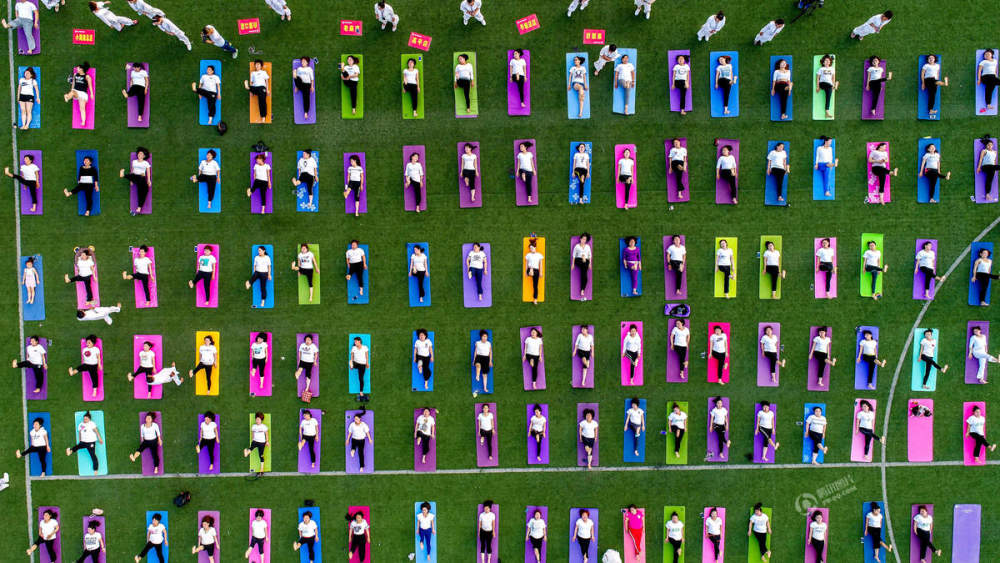 航拍各地迎接瑜伽日活动 五彩斑斓美如画