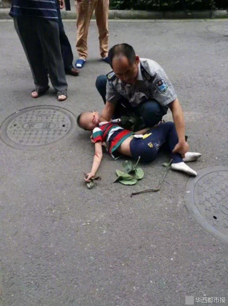 成都两天3起儿童坠楼事件 律师：父母应担责