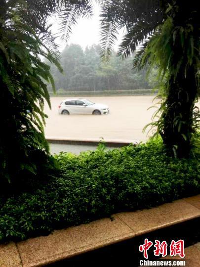 强降雨突袭 福建宁德一学院前道路成汪洋