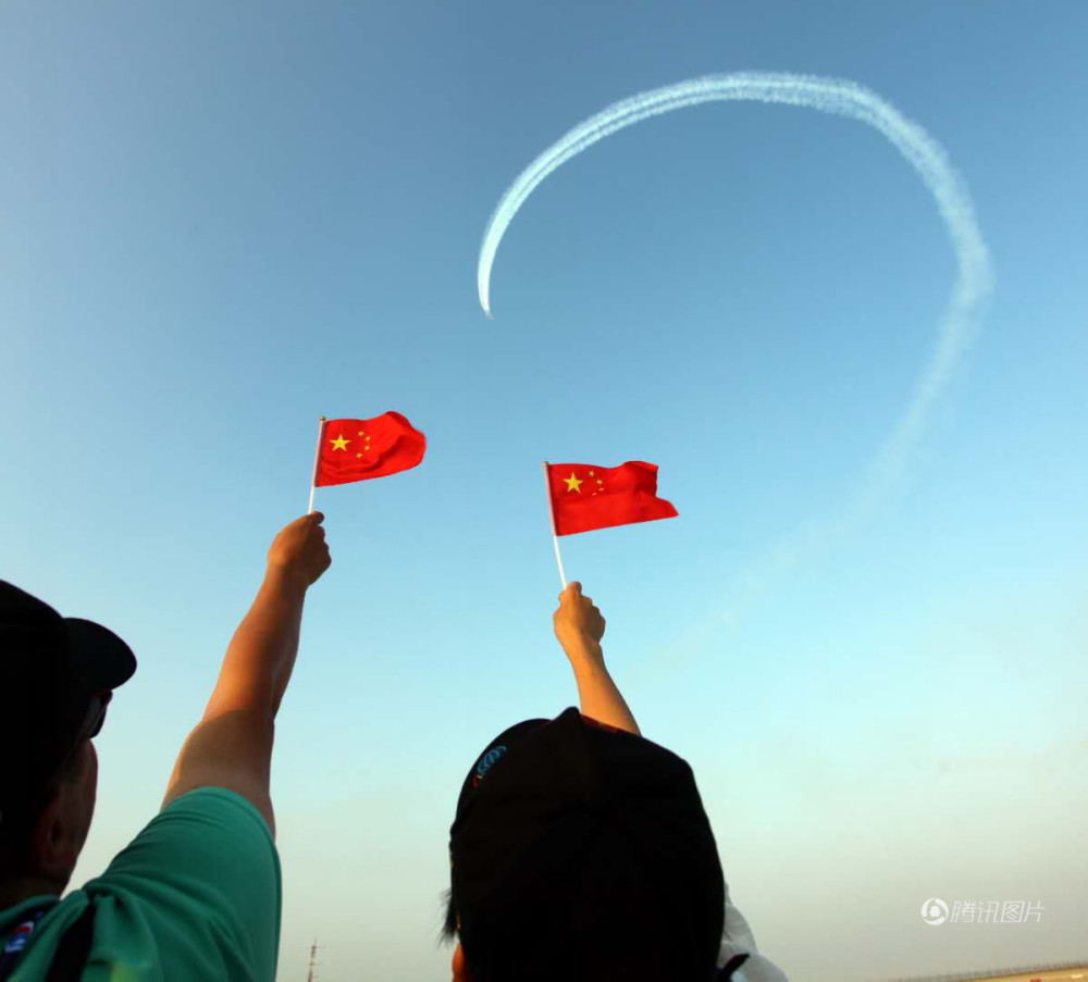 海外华人挥舞国旗25分钟 为八一飞行表演队喝彩