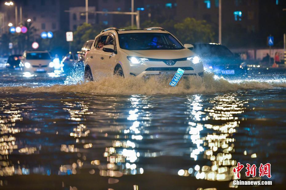 海口遭暴雨袭击 城市内涝成“泽国”
