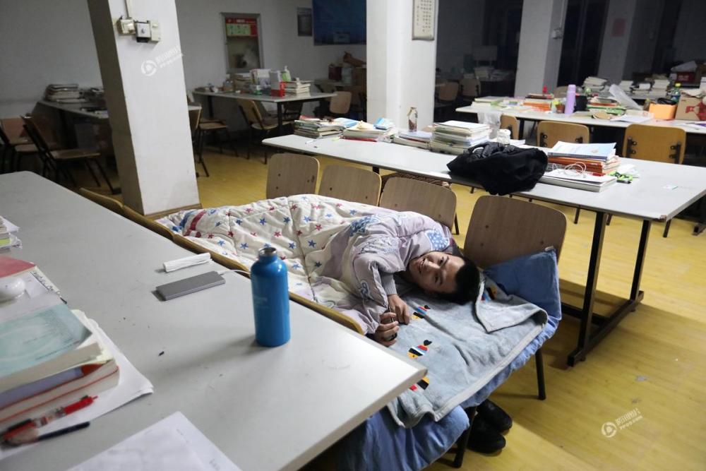 学子凌晨备战考研 把床铺搬进自习室
