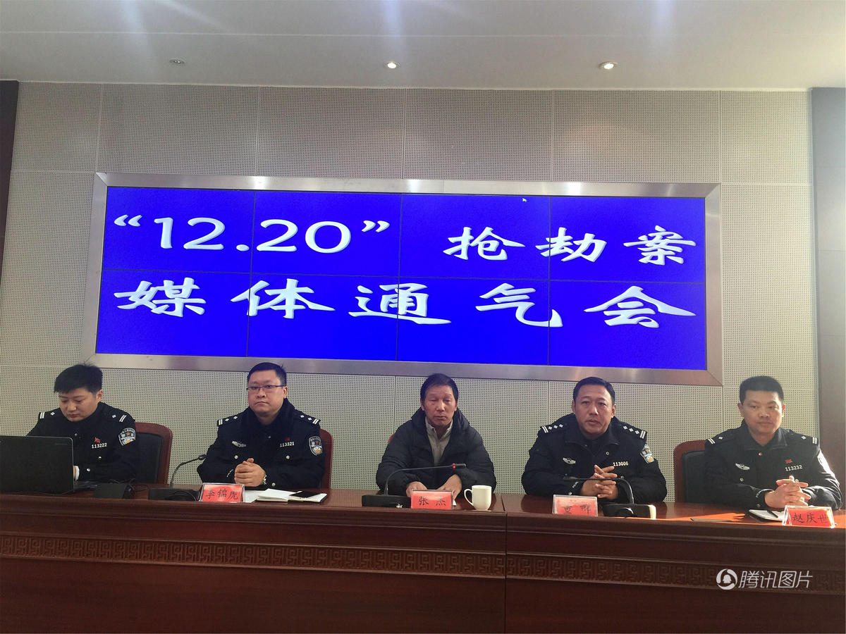 江苏镇江50岁民警勇斗偷车贼被刺重伤