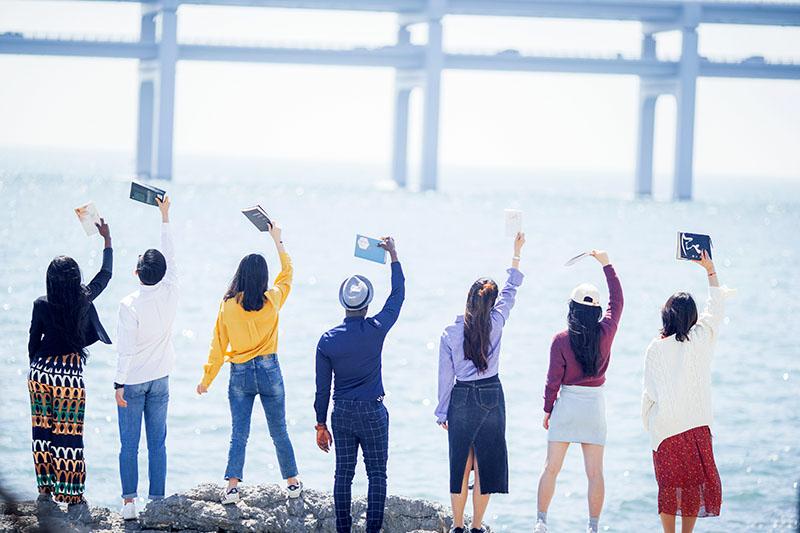 手握书香，不负春光——这是新时代大学生最好的模样