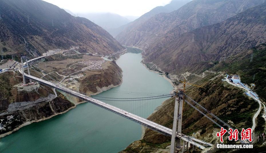 “川藏第一桥”桥面板安装完成