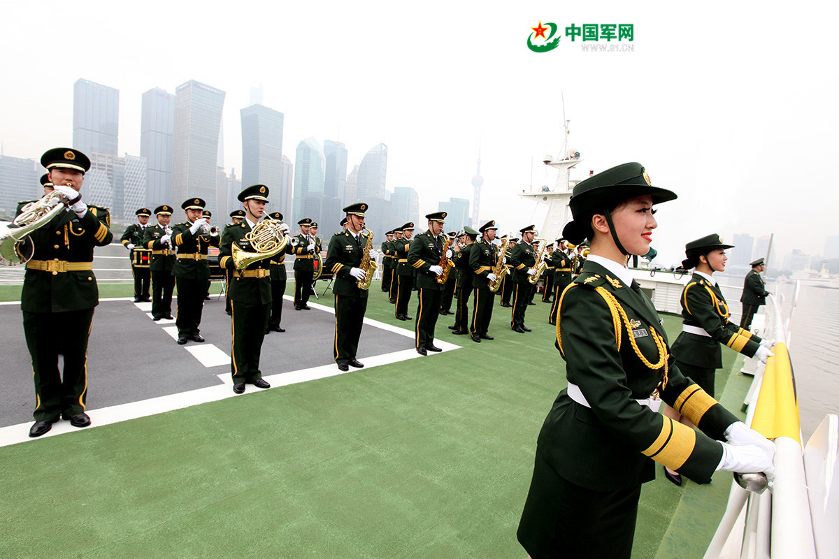 中国武警部队卫士军乐团参加上海浦江巡游演出