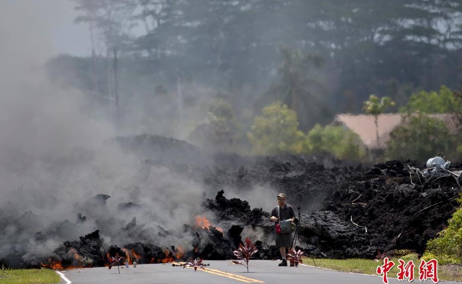 熔岩阻断道路 夏威夷民众淡定拍照