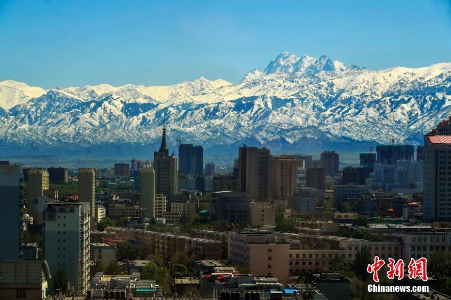 雨雪“洗刷”后巍峨雪山映衬下的乌鲁木齐