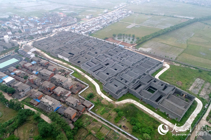 航拍南昌新建区汪山土库 好似航母静卧绿地当中