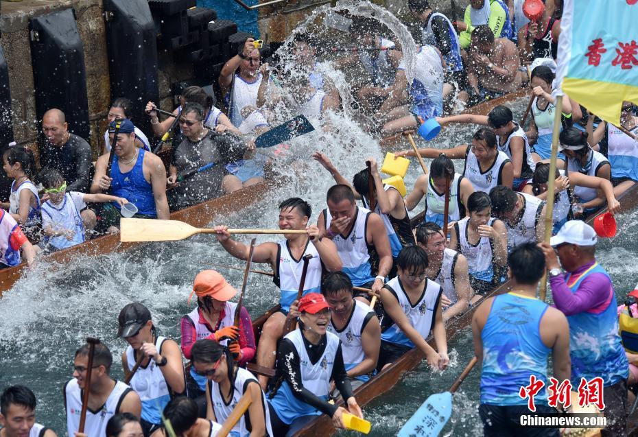 香港举行龙舟竞渡大赛庆祝端午节