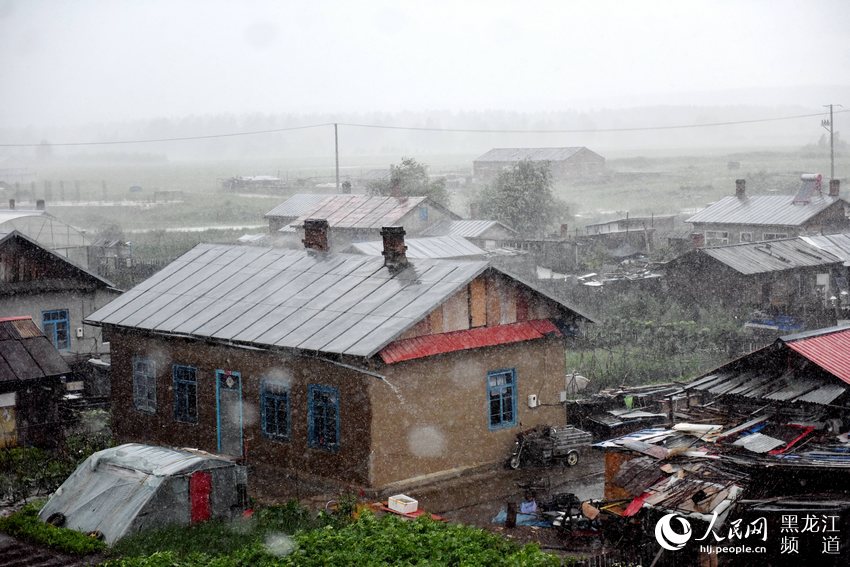 黑龙江漠河：北极村降暴雨 倾盆而下宛如“瀑布”