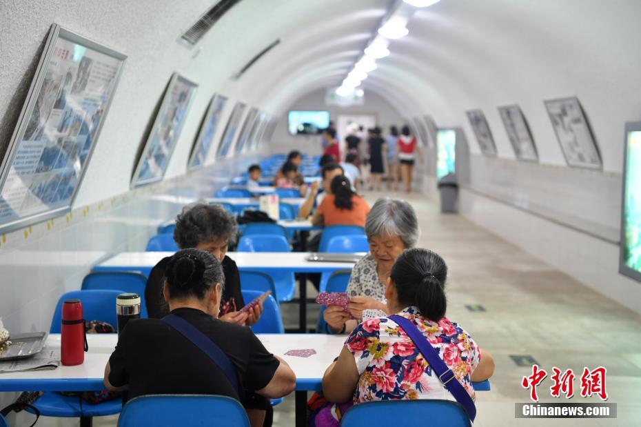 高温持续 成都民众防空洞里纳凉避暑