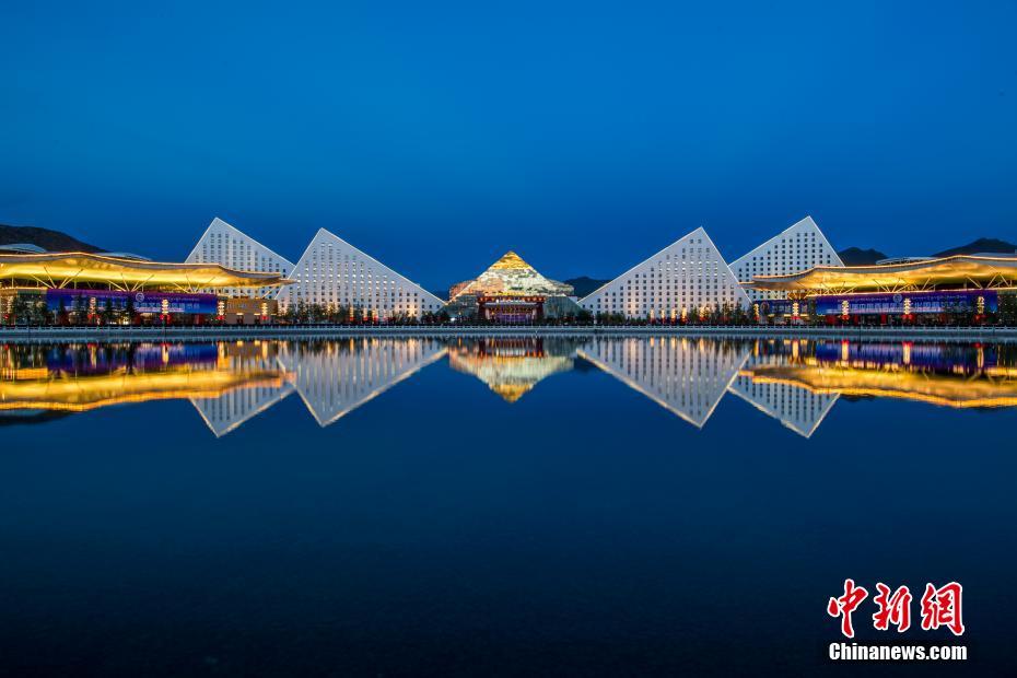 西藏会展中心灯火辉煌迎藏博会