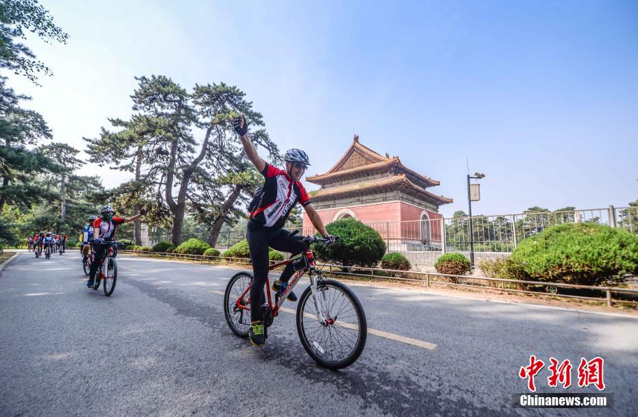 北京自行车爱好者金秋骑行河北崇陵