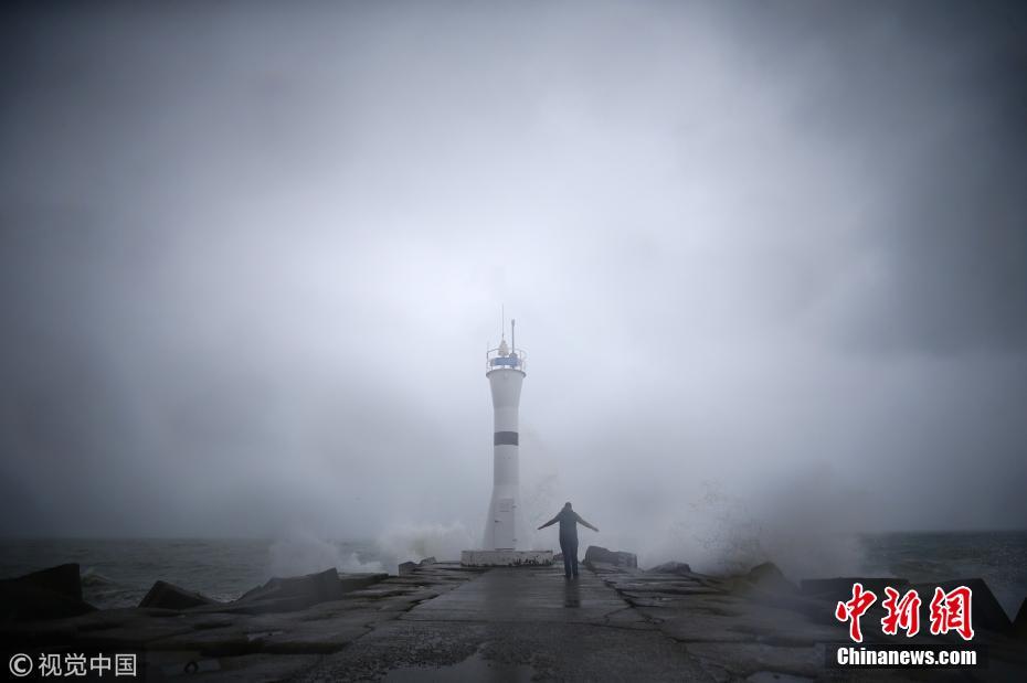 土耳其沿海遭暴风雨袭击 海浪高达5米