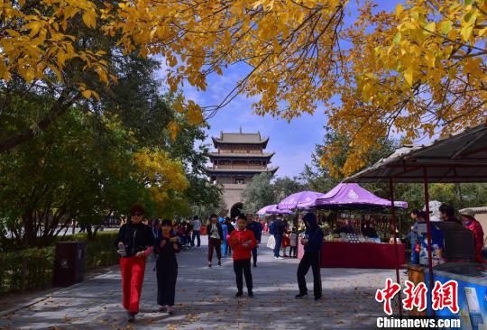 甘肃嘉峪关关城秋风拂黄叶 尽显“戈壁秋色”