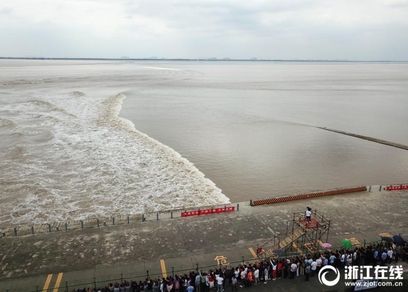 海宁：钱塘江迎来最佳观潮期