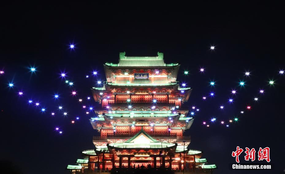 南昌百架无人机灯光秀表演迎国庆 缤纷绚丽灿若星辰