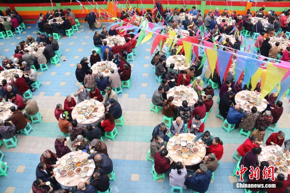 四川泸州近千名老人同餐 坝坝宴上话重阳
