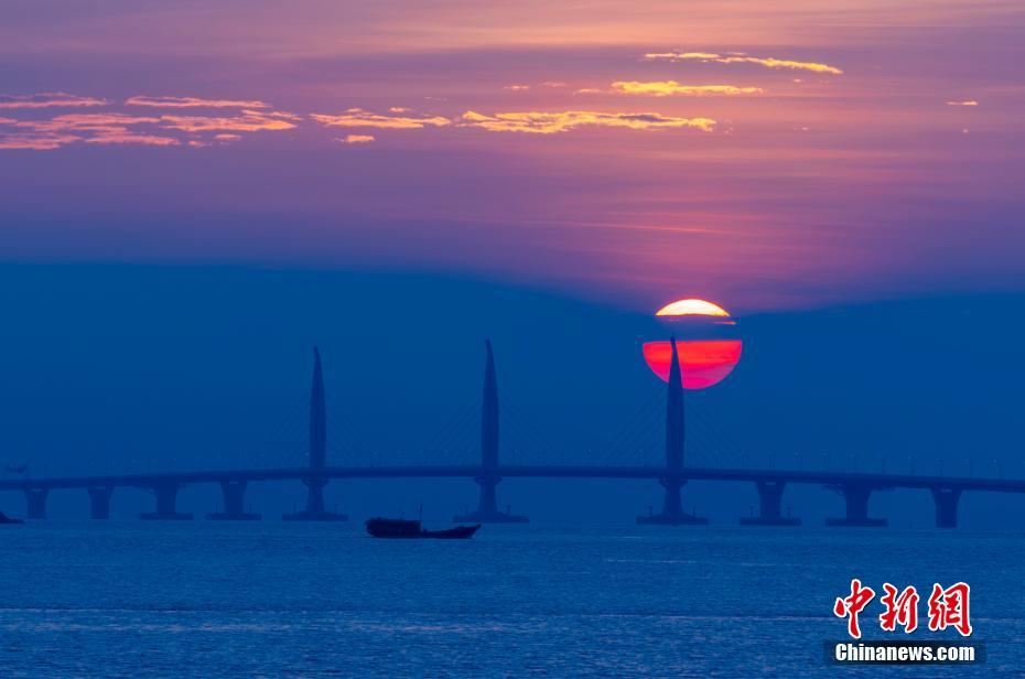 旭日映衬港珠澳大桥 风景秀丽迷人
