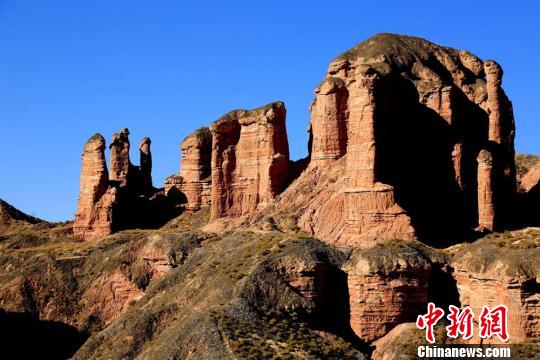 甘肃张掖冰沟丹霞深秋尽显雄壮