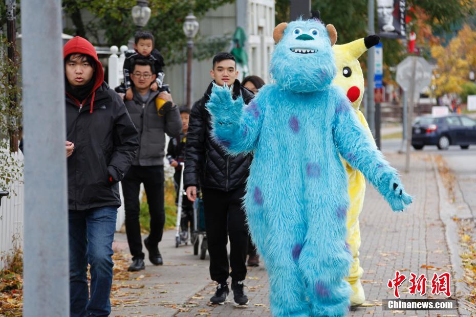 多伦多民众变装迎接万圣节前夜