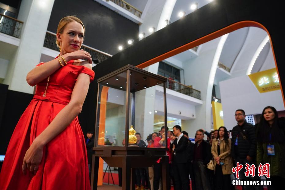 2018北京金博会举行 乌克兰美女走秀吸睛