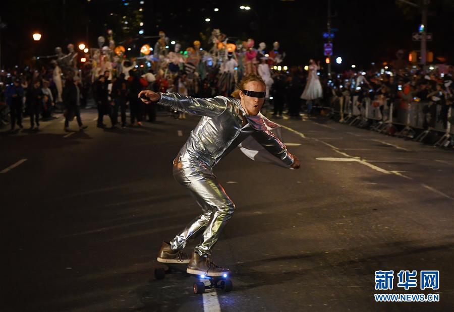 纽约举行万圣节大游行